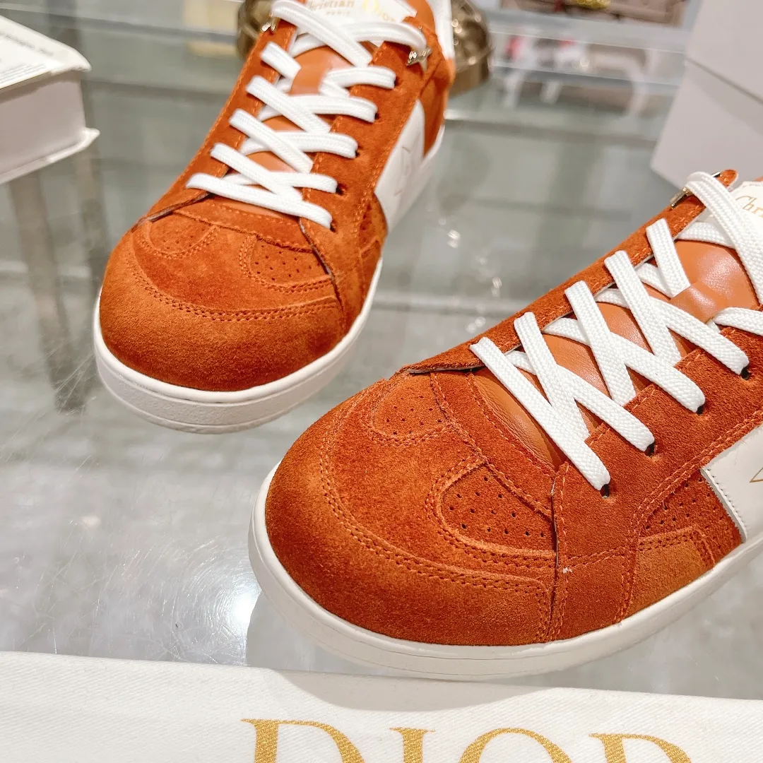 👟👟Ex-factory price 560👟👟Dior2024 new white shoes, Dior Dior Star women's sports shoes, very light summer white shoes. The upper is carefully made of imported suede, decorated with tonal suede panels, metal stars decorate the lace eyelets, and breathable mesh inside. The upper is punched and designed not to stuffy the feet. It is equipped with Christian Dior logo and thin soles. The thick sole is suitable for all seasons! Size: 35-41 (40 and 41 are customized and cannot be returned or exchanged)